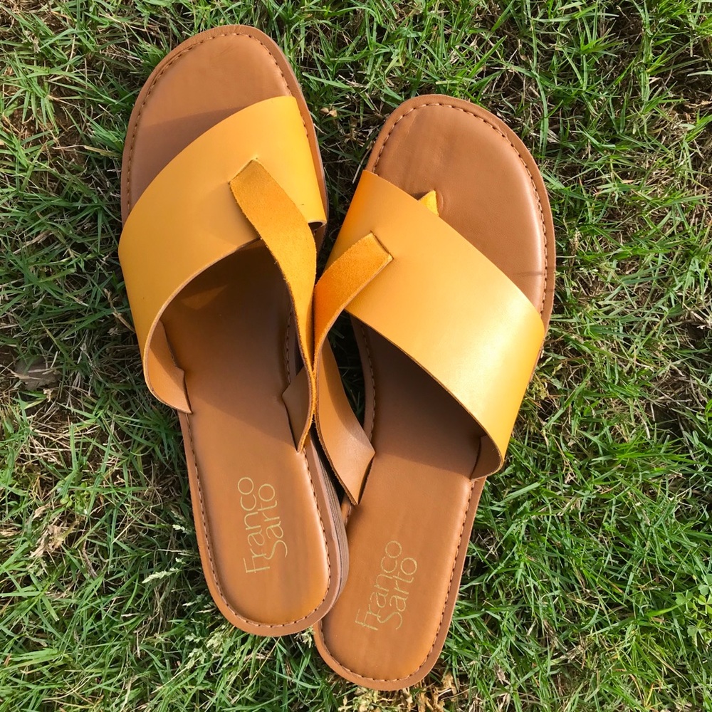 mustardy yellow slide on sandals ☀️